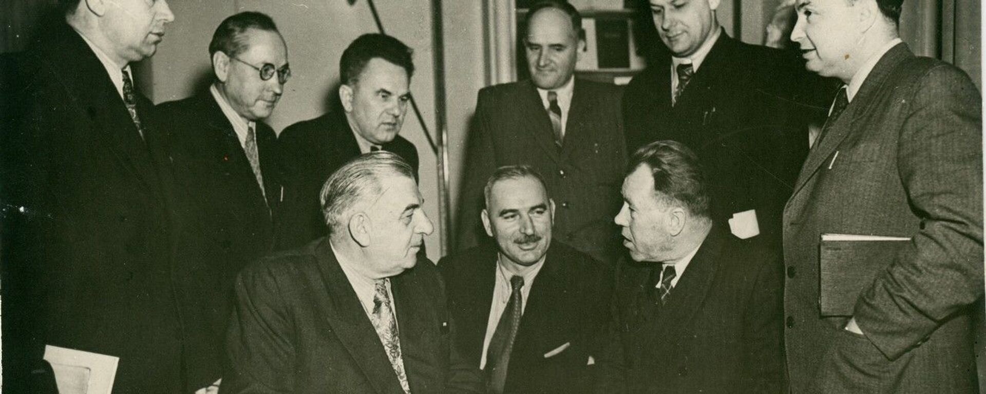 Г. Леонидзе и А. Гомиашвили с российскими писателями. Москва, 1954 г. - Sputnik Грузия, 1920, 08.05.2021