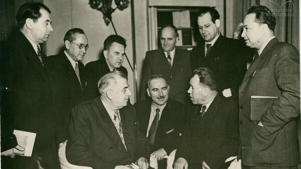 Г. Леонидзе и А. Гомиашвили с российскими писателями. Москва, 1954 г. - Sputnik Грузия