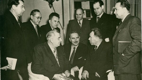 Г. Леонидзе и А. Гомиашвили с российскими писателями. Москва, 1954 г. - Sputnik Грузия