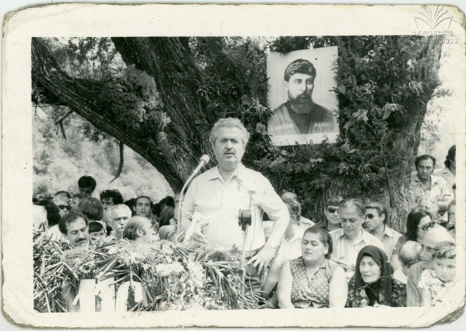 Шалва Амисулашвили на празднике Важаоба в Чаргали. В черном платке - дочь Важа Пшавела Гулкан Разикашвили - Sputnik Грузия, 1920, 07.05.2022