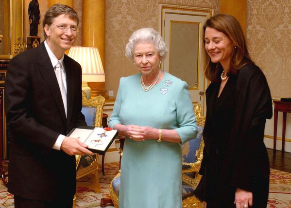 По информации Forbes, Билл Гейтс занимает четвертое место в списке богатейших людей планеты. Его состояние достигает 130 миллиардов долларов США. Супруга основателя Microsoft входит в число самых влиятельных женщин мира
 - Sputnik Грузия