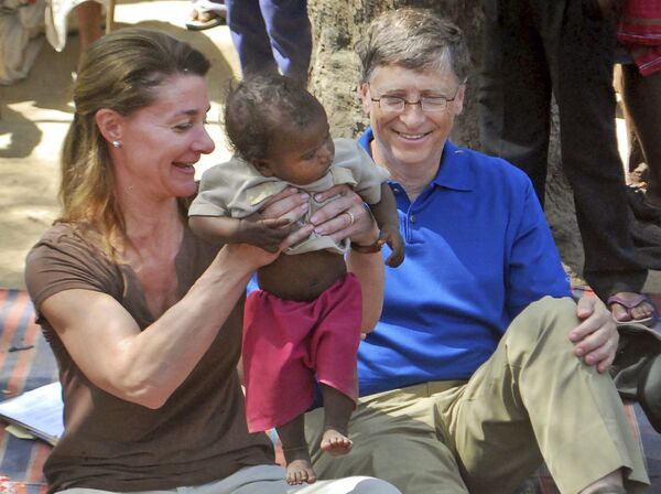 Билл и Мелинда Гейтс приняли решение оставить своим детям в наследство по 10 миллионов долларов - каждому. Учитывая их многомиллиардное состояние - это совершенный мизердля мультимиллиардера и богатейшего человека планеты. Все остальные деньги, согласно их обоюдному решению, пойдут на благотворительность - Sputnik Грузия