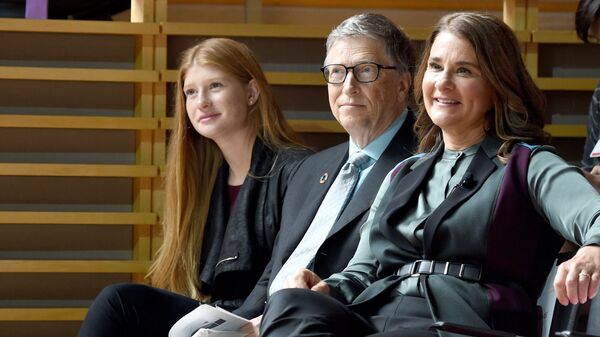 Билл Гейтс с супругой Мелиндой и младшей дочерью Фиби Адель, 2017 год - Sputnik Грузия