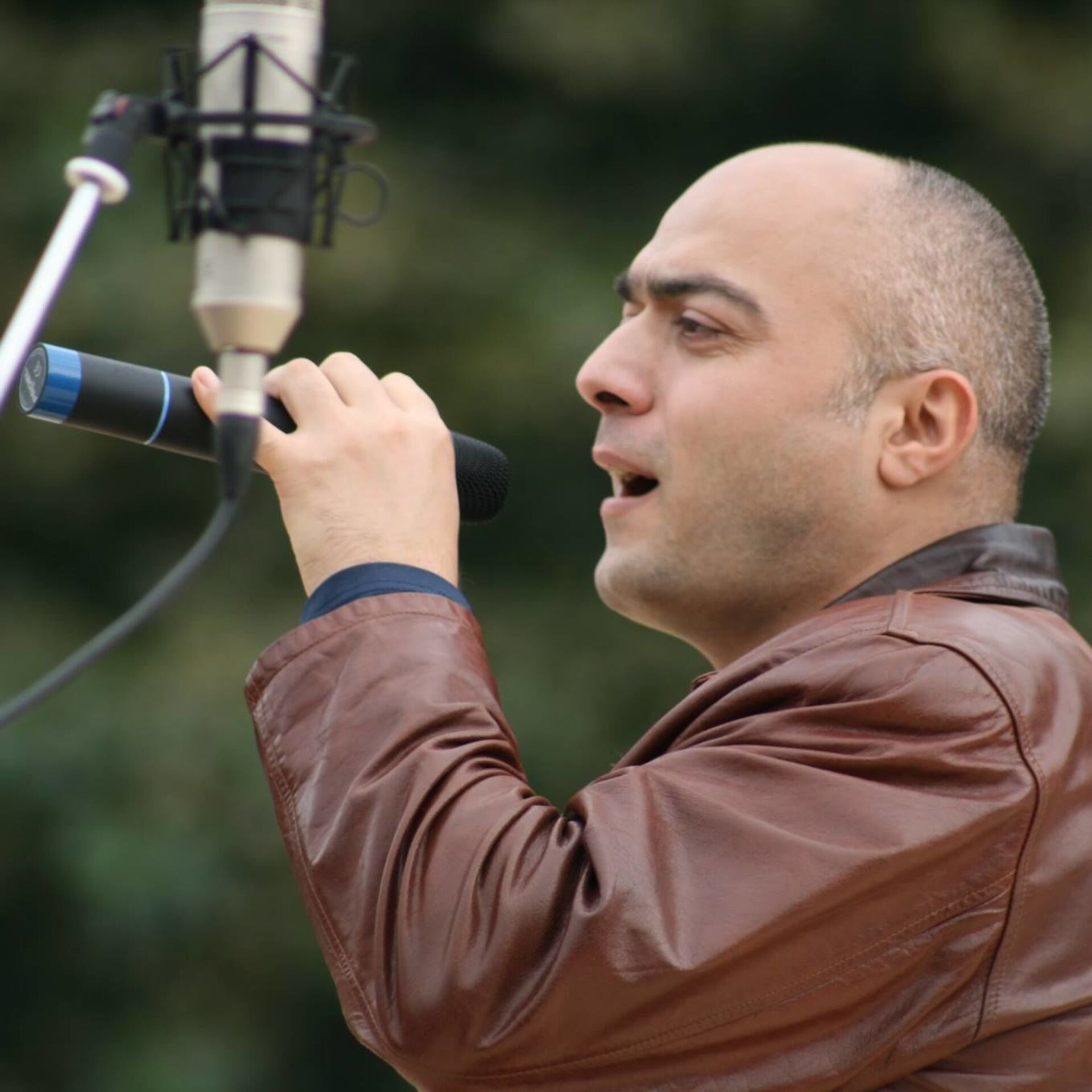25 წლიანი მეგობრობა სიმღერის ფონზე და ადგილი, რომელიც ბევრი უპოვარისთვის შვებად იქცა 25 წლიანი მეგობრობა სიმღერის ფონზე და ადგილი, რომელიც ბევრი უპოვარისთვის შვებად იქცა - Sputnik საქართველო, 1920, 08.05.2021