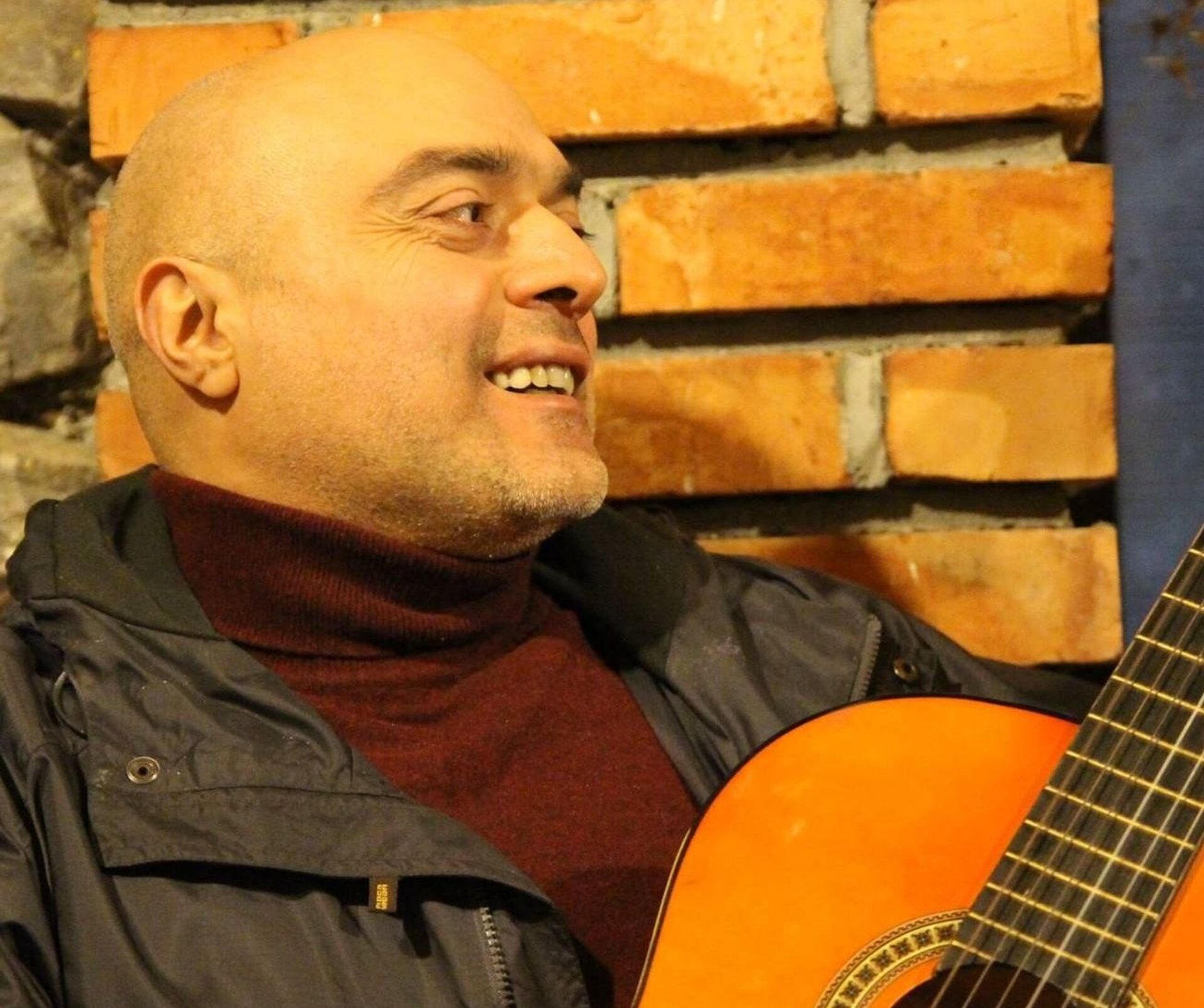 25 წლიანი მეგობრობა სიმღერის ფონზე და ადგილი, რომელიც ბევრი უპოვარისთვის შვებად იქცა 25 წლიანი მეგობრობა სიმღერის ფონზე და ადგილი, რომელიც ბევრი უპოვარისთვის შვებად იქცა - Sputnik საქართველო, 1920, 08.05.2021