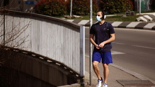 Весна Победы. Молодой человек тренируется на улице в маске во время эпидемии коронавируса - Sputnik Грузия