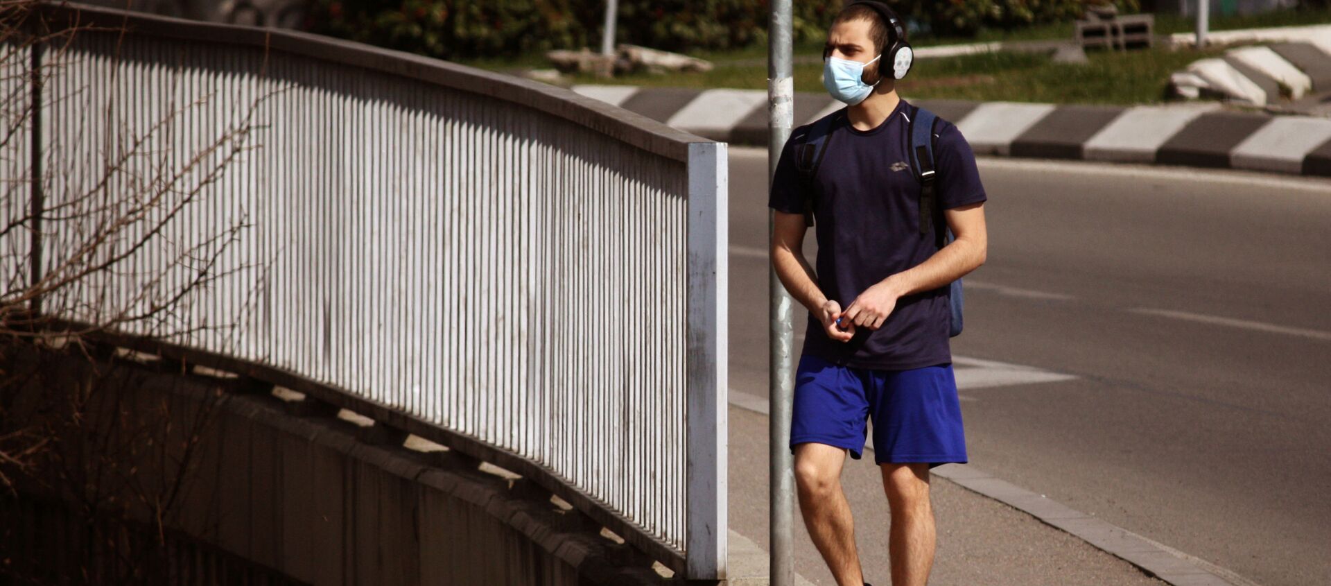 Весна Победы. Молодой человек тренируется на улице в маске во время эпидемии коронавируса - Sputnik Грузия, 1920, 18.05.2021