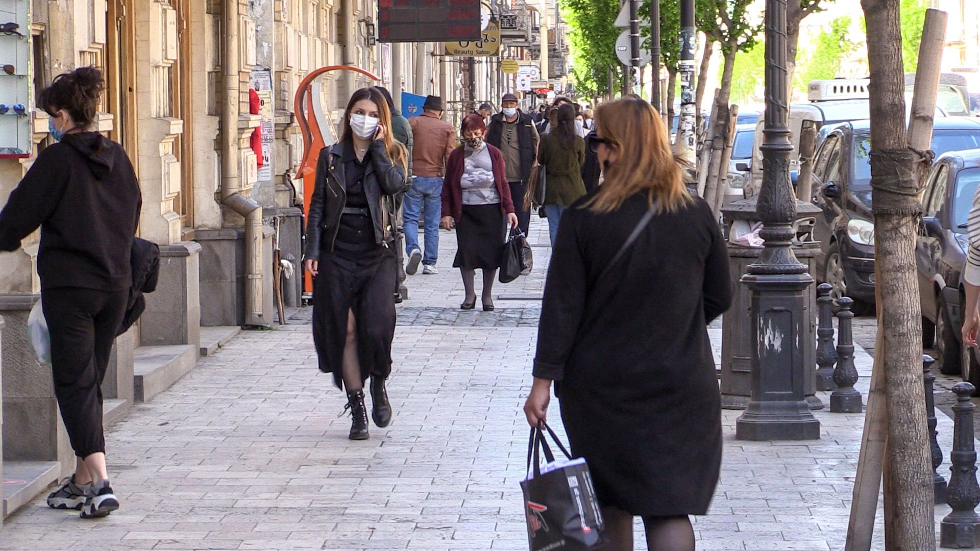 Эпидемия коронавируса - прохожие в масках на улице - Sputnik Грузия, 1920, 17.02.2022