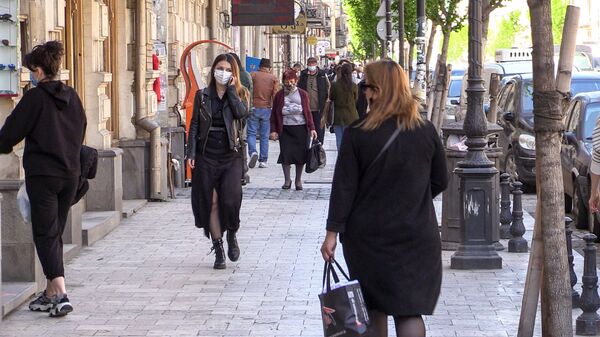Эпидемия коронавируса - прохожие в масках на улице - Sputnik Грузия