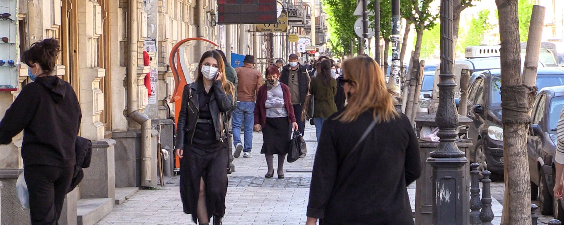 Эпидемия коронавируса - прохожие в масках на улице - Sputnik Грузия, 1920, 09.05.2021