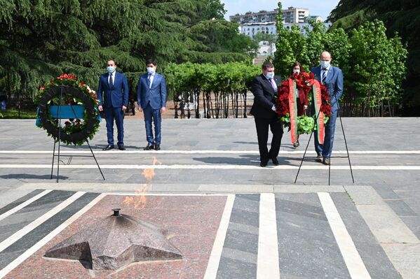 Представители посольств Беларуси и Казахстана привезли в парк Ваке к Вечному огню и могиле Неизвестно солдата венки в знак памяти и благодарности за подвиг тем, кто спас мир от фашизма - Sputnik Грузия