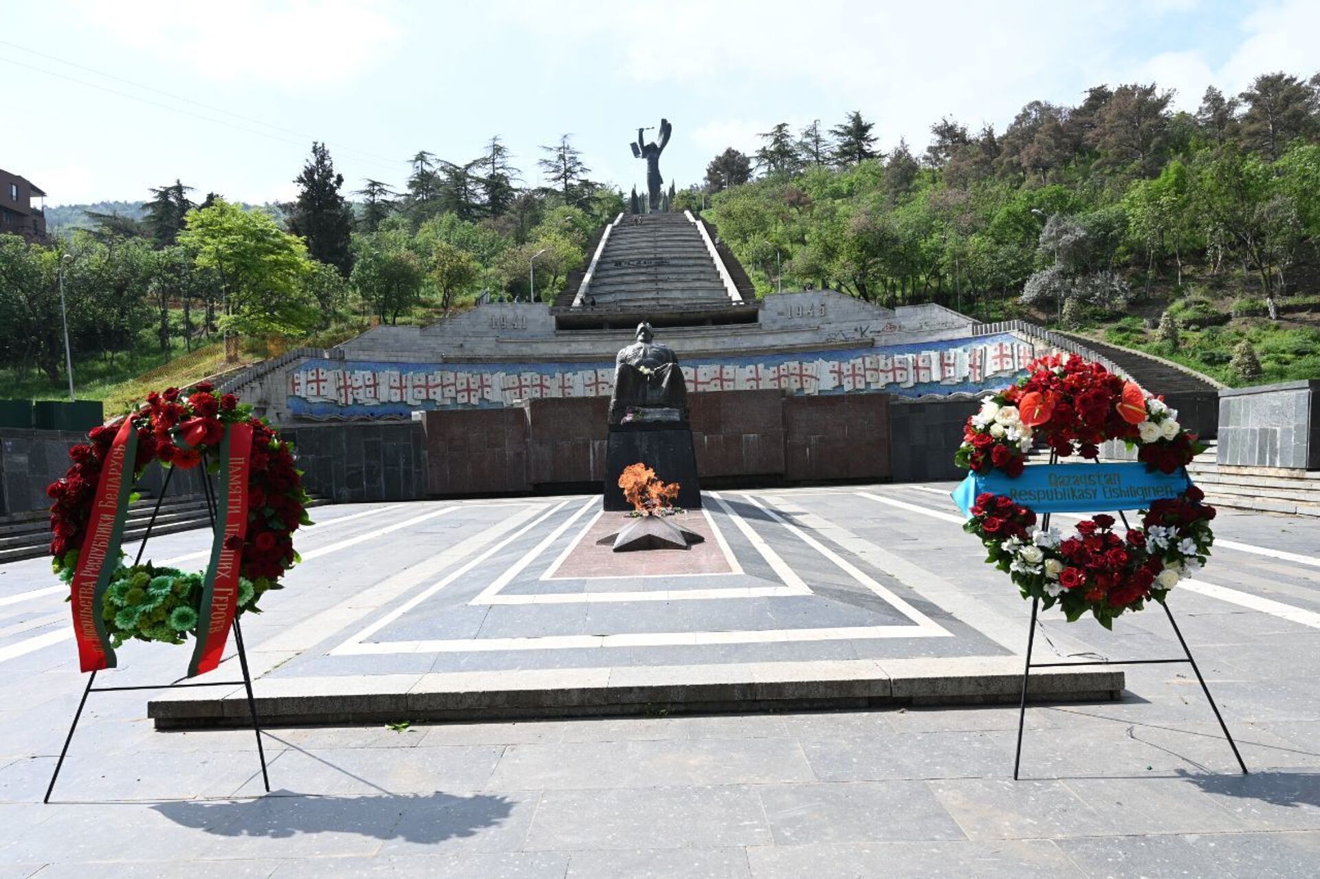 День Победы 9 мая 2021 года. Парк Ваке. Могила Неизвестного солдата и Вечный огонь, венки от посольств - Sputnik Грузия, 1920, 22.11.2021