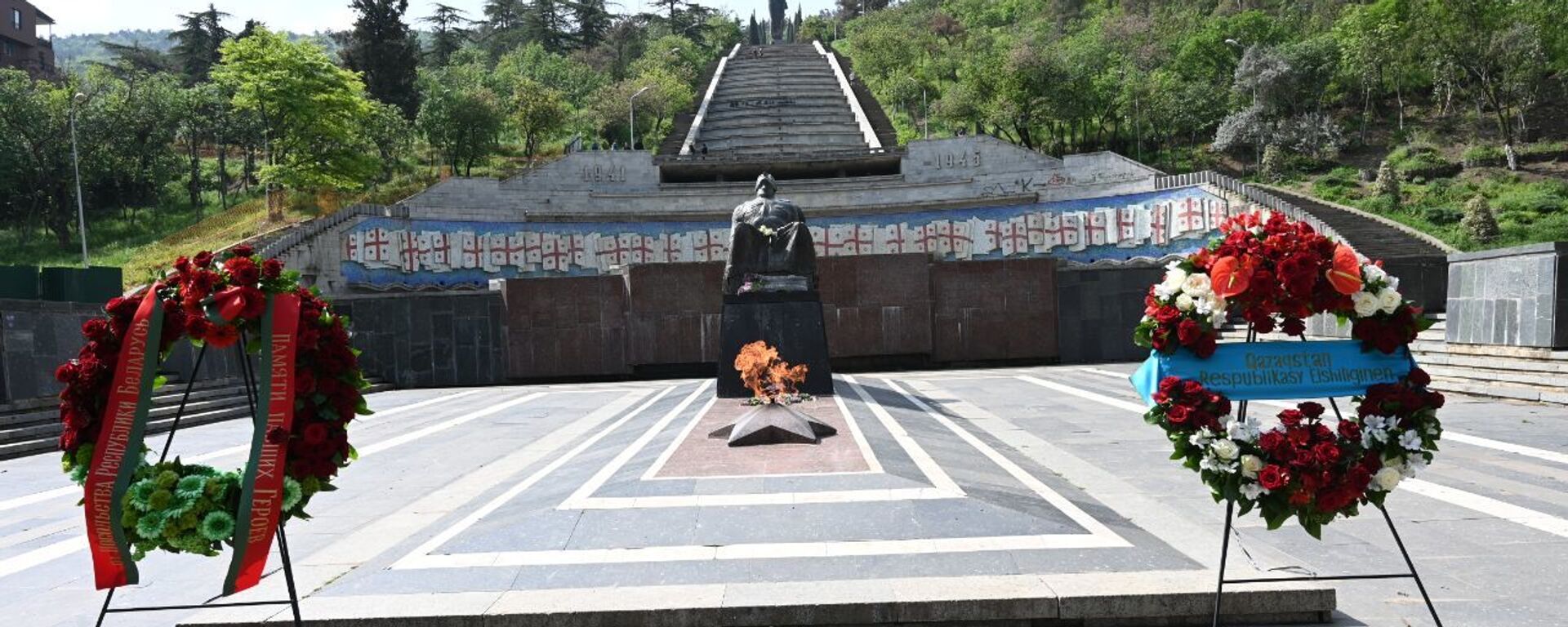 День Победы 9 мая 2021 года. Парк Ваке. Могила Неизвестного солдата и Вечный огонь, венки от посольств - Sputnik Грузия, 1920, 09.05.2021