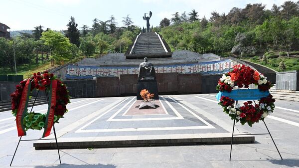 День Победы 9 мая 2021 года. Парк Ваке. Могила Неизвестного солдата и Вечный огонь, венки от посольств - Sputnik Грузия