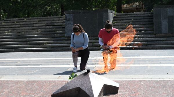 День Победы 9 мая 2021 года. Парк Ваке. Могила Неизвестного солдата и Вечный огонь, люди возлагают цветы - Sputnik Грузия