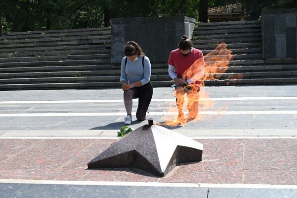 Тут были даже представители молодежи, которые склонили колени в честь павших в годы войны у Вечного огня - Sputnik Грузия