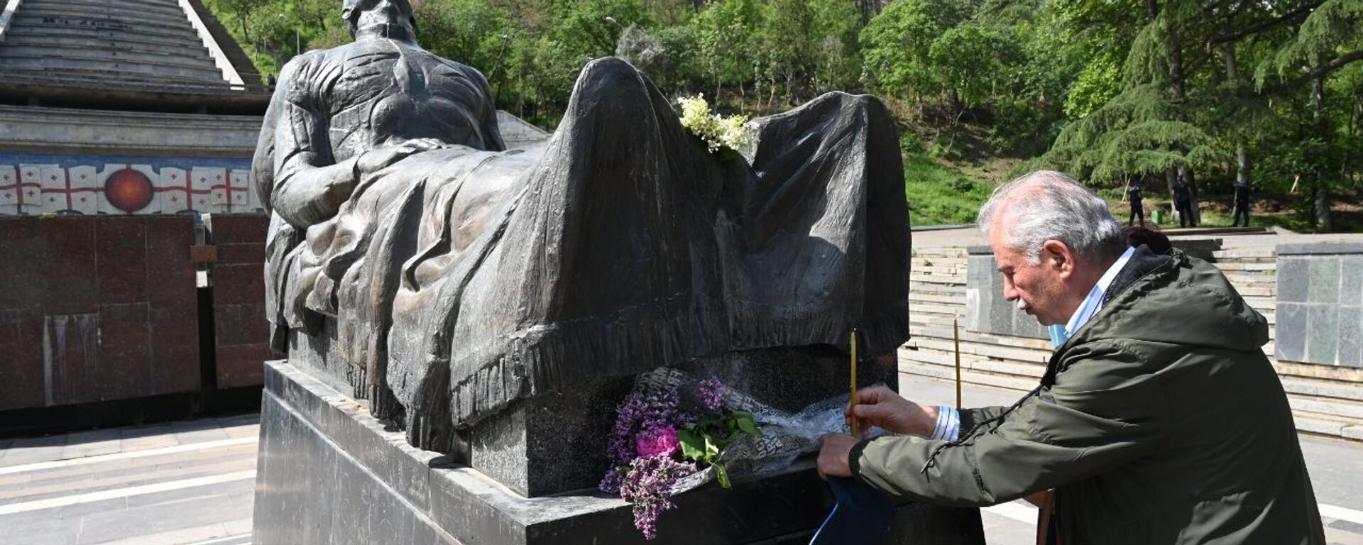 День Победы 9 мая 2021 года. Парк Ваке. Могила Неизвестного солдата, люди возлагают цветы - Sputnik Грузия, 1920, 09.05.2021