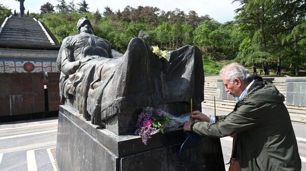 День Победы 9 мая 2021 года. Парк Ваке. Могила Неизвестного солдата, люди возлагают цветы - Sputnik Грузия