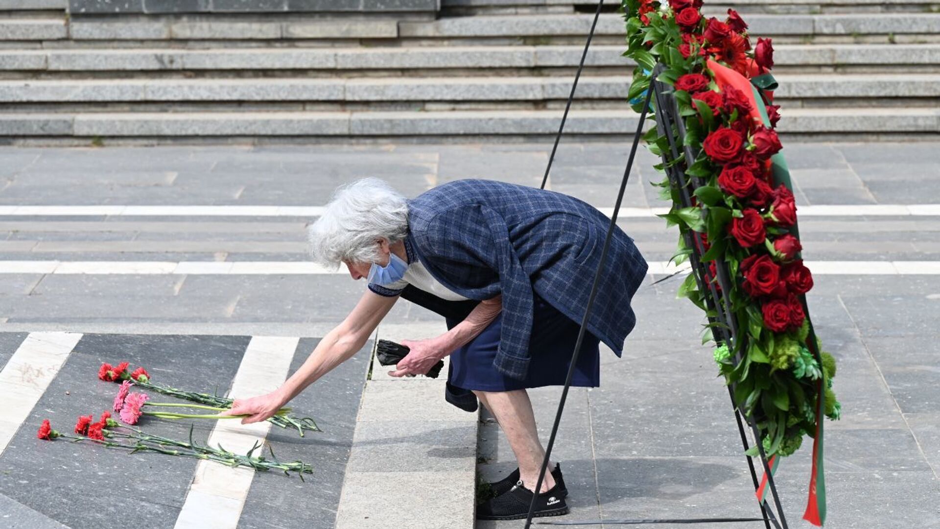 День Победы 9 мая 2021 года. Парк Ваке. Могила Неизвестного солдата и Вечный огонь, люди возлагают цветы - Sputnik Грузия, 1920, 04.05.2022