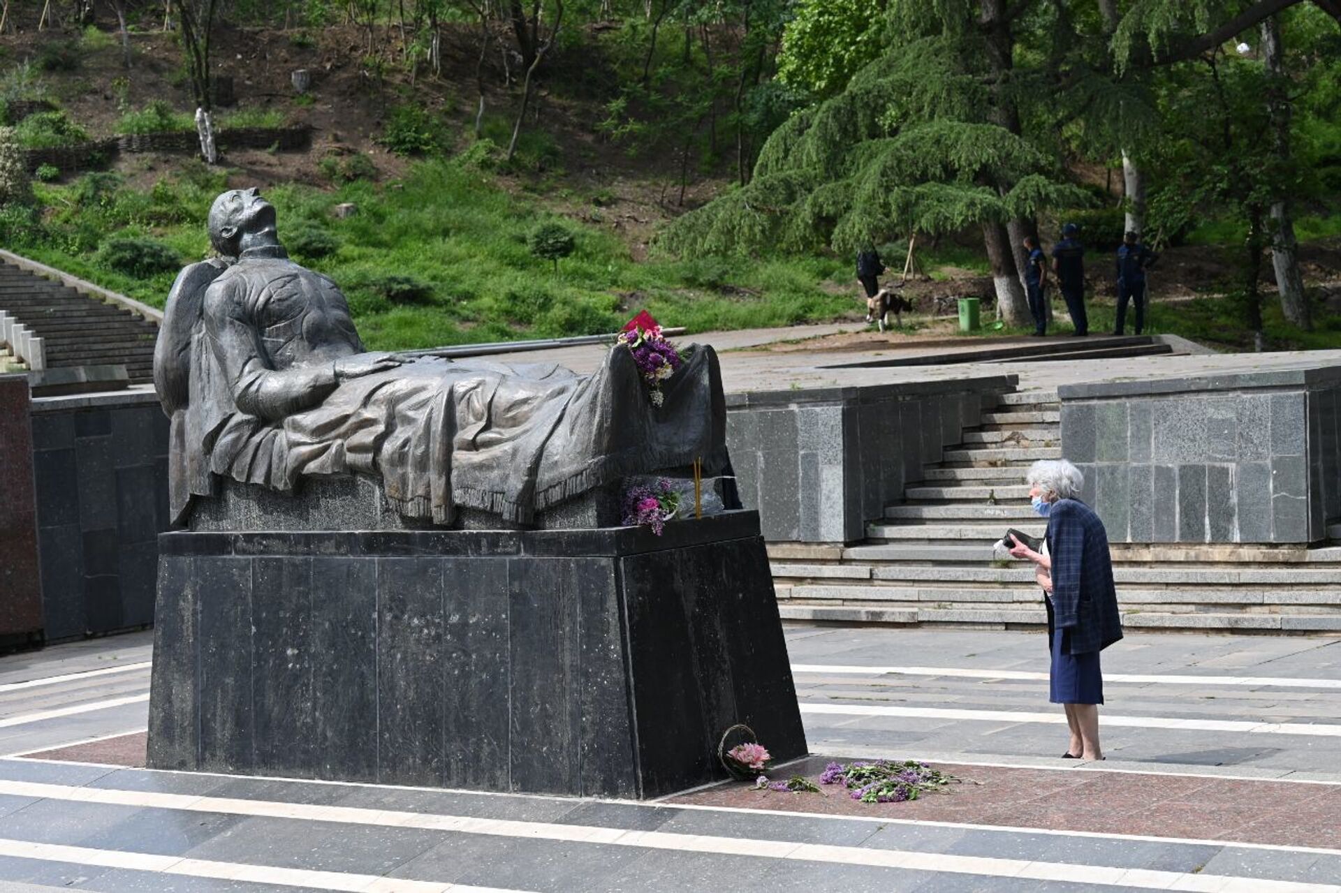День Победы 9 мая 2021 года. Парк Ваке. Могила Неизвестного солдата - Sputnik Грузия, 1920, 22.11.2021