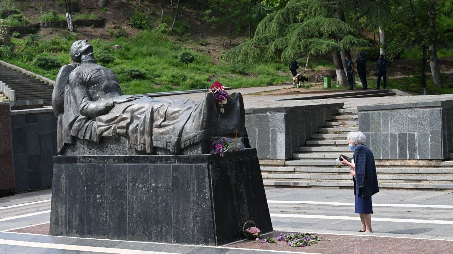 День Победы 9 мая 2021 года. Парк Ваке. Могила Неизвестного солдата - Sputnik Грузия, 1920, 17.04.2022