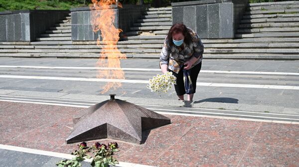 День Победы 9 мая 2021 года. Парк Ваке. Могила Неизвестного солдата и Вечный огонь, люди приносят цветы - Sputnik Грузия