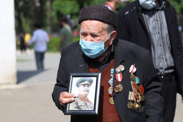 А в парке Киквидзе остались несколько ветеранов и еще небольшая группа людей, которые пришли туда почтить память павших - Sputnik Грузия