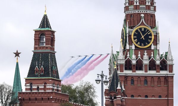 Замкнули строй шесть штурмовиков Су-25, которые раскрасили небо в цвета российского флага - Sputnik Грузия