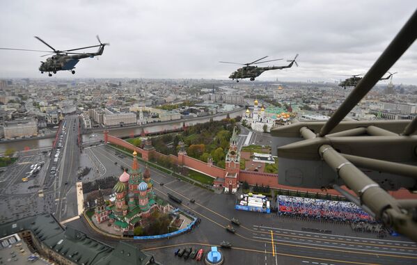 Открыли воздушную часть парада три тяжелых вертолета Ми-26, за ними прошли пятерки вертолетов Ми-8, Ми-24/Ми-35, Ка-52 и Ми-28Н - Sputnik Грузия