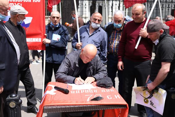 Участники акции подписали обращение на имя премьер-министра Грузии, президента страны и мэра Тбилиси. Письмо попадет к официальным лицам в понедельник, но какая на него последует реакция, еще не известно - Sputnik Грузия