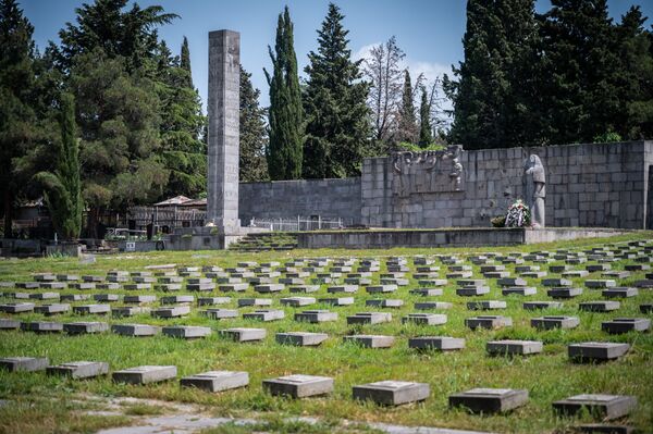 Тут, на этом братском кладбище, в основном похоронены те участники битвы за Кавказ и с других фронтов, кто скончался от ран в тбилисских госпиталях в годы Великой Отечественной войны - Sputnik Грузия