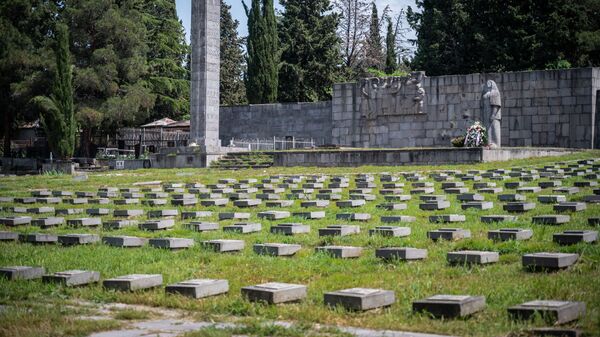 День Победы 9 мая 2021 года. Воинские могилы на кладбище Кукия. Венки и цветы у памятника павшим воинам - Sputnik Грузия