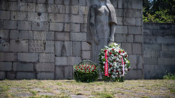 День Победы 9 мая 2021 года. Воинские могилы на кладбище Кукия. Венки и цветы у памятника павшим воинам - Sputnik Грузия