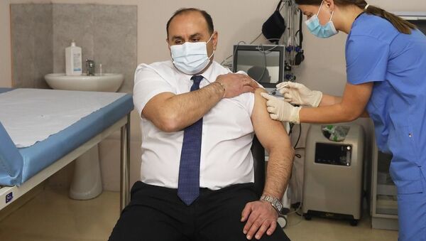 Министр регионального развития и инфраструктуры Грузии Ираклий Карселадзе сделал прививку против коронавируса - Sputnik Грузия