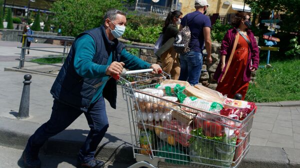 Эпидемия коронавируса - прохожие на улице в масках - Sputnik Грузия