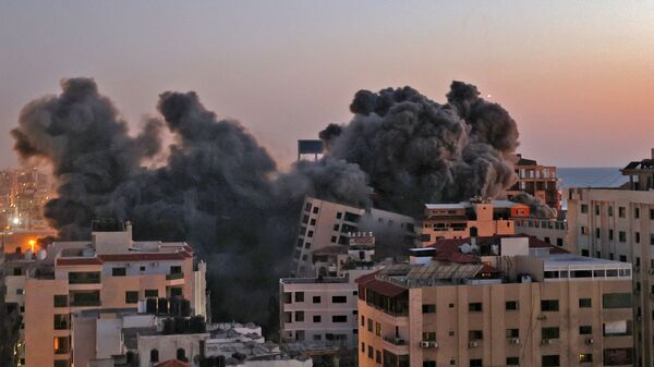 Пожарные тушат горящие многоквартирные дома после израильских авиаударов в городе Газа - Sputnik Грузия
