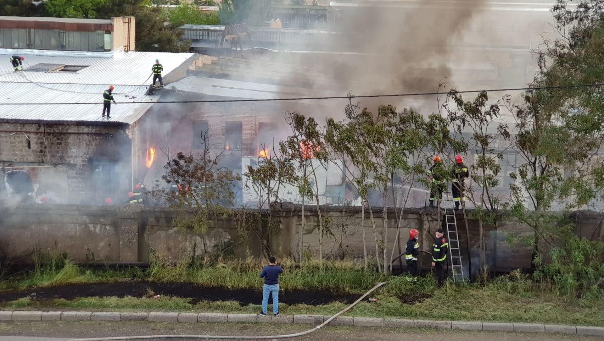 Пожар на складе пластиковых изделий на улице Хмельницкого в Самгорском районе 12 мая 2021 года - Sputnik Грузия, 1920, 12.05.2021