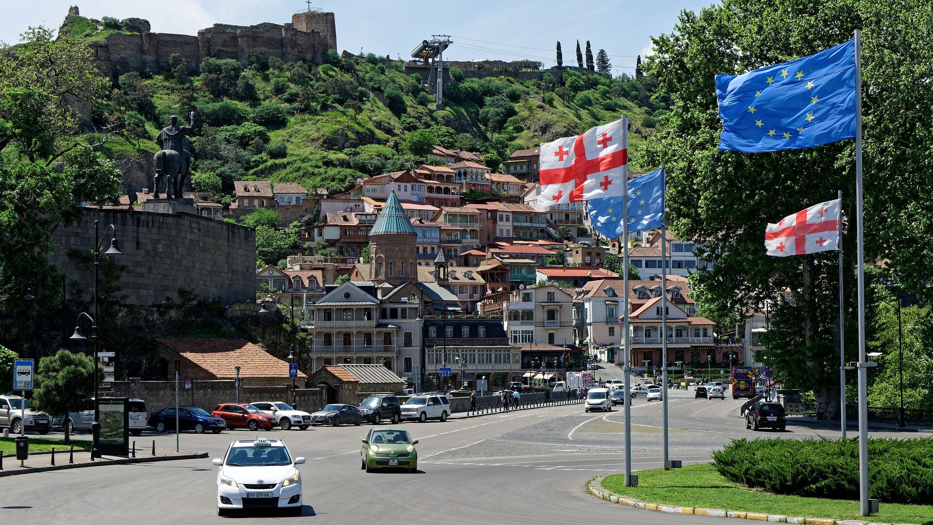 Вид на город Тбилиси - флаги ЕС и Грузии на площади Европы - Sputnik Грузия, 1920, 31.08.2021