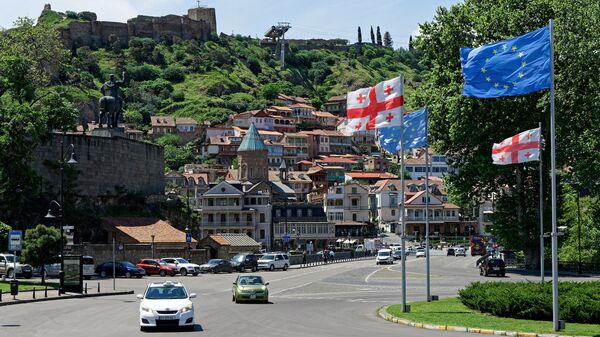 Вид на город Тбилиси - флаги ЕС и Грузии на площади Европы - Sputnik Грузия