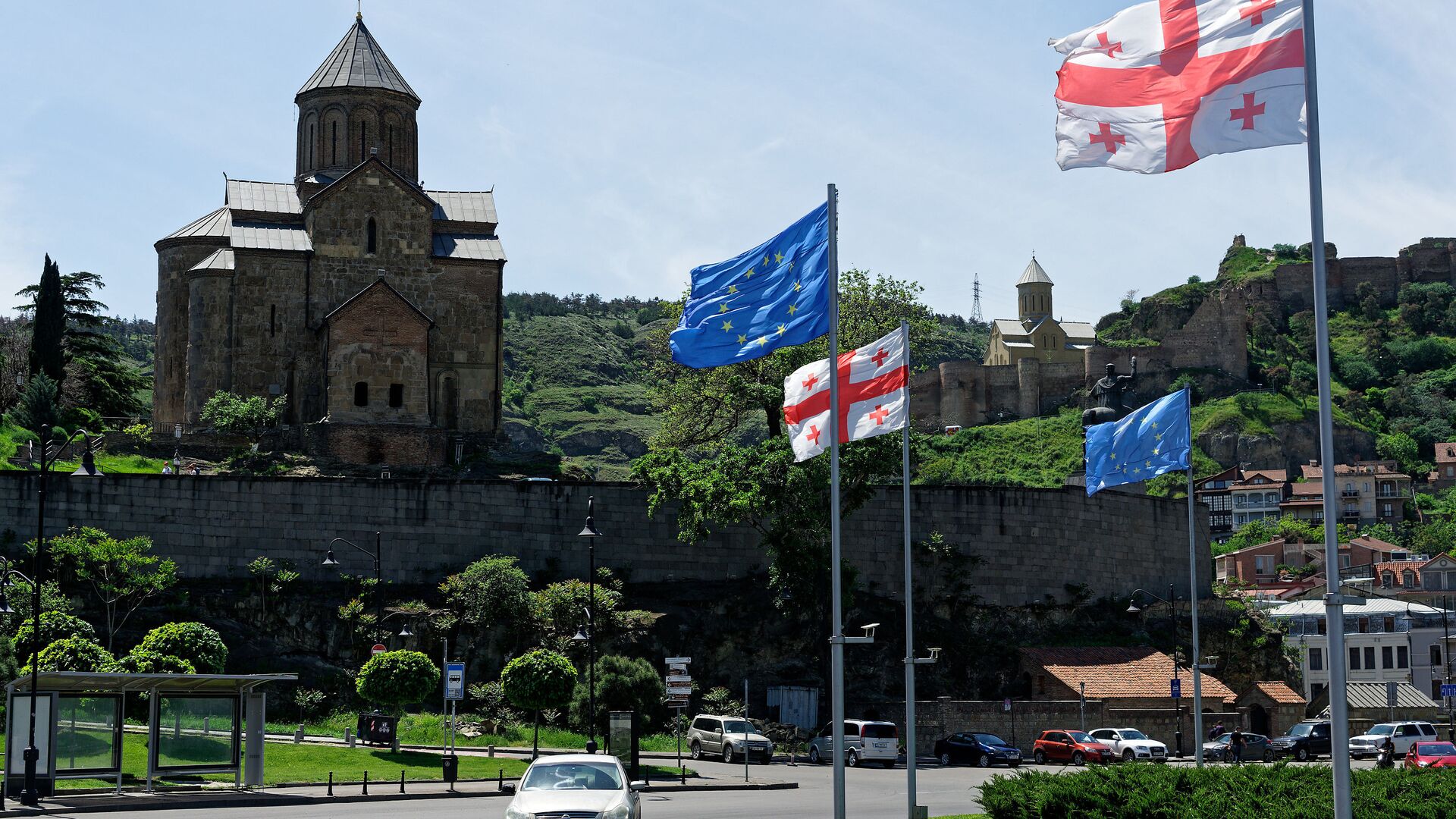  Вид на город Тбилиси - Метехская церковь и площадь Европы, флаги ЕС и Грузии - Sputnik Грузия, 1920, 29.06.2022