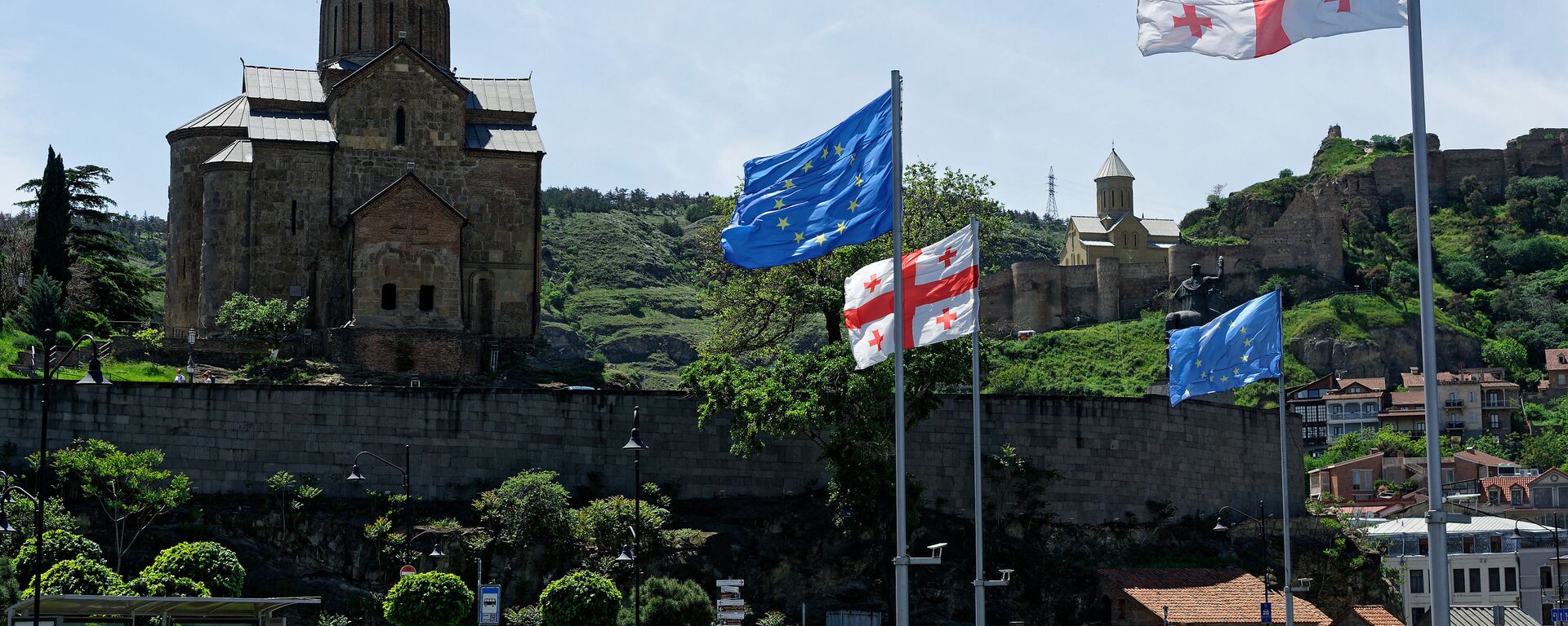  Вид на город Тбилиси - Метехская церковь и площадь Европы, флаги ЕС и Грузии - Sputnik Грузия, 1920, 26.05.2021