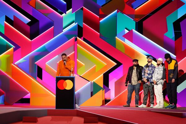 Церемония Brit Awards 2021 стала первым крупным мероприятием в Великобритании после начала пандемии, на котором артисты выступили в присутствии зрителей

 - Sputnik Грузия