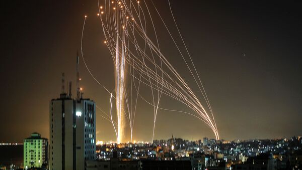 Ракеты запускаются из города Газа, контролируемого палестинским движением ХАМАС - Sputnik Грузия