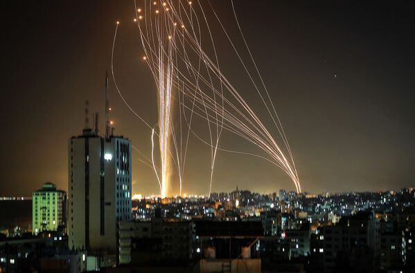 В понедельник вечером резко обострилась ситуация на границе Израиля и палестинского сектора Газа. В результате почти непрерывных ракетных обстрелов израильских населенных пунктов погибли шесть израильтян, более 200 получили ранения
 - Sputnik Грузия