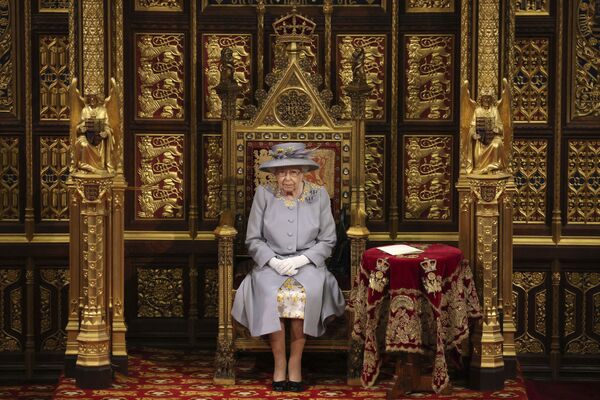 Королева Великобритании Елизавета II выступает с речью в Палате лордов в Вестминстерском дворце. Это было первое появление королевы на официальном мероприятии после смерти ее супруга принца Филиппа - Sputnik Грузия