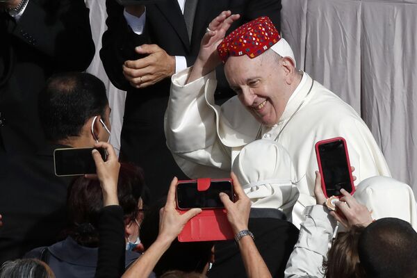 Папа Римский Франциск в среду впервые за шесть месяцев публично выступил в своей традиционной еженедельной аудиенции. Франциск приветствовал ребенка, подписал книгу, надел шляпу, который ему подарили, и общался с детьми, которые рисовали ему картины - Sputnik Грузия