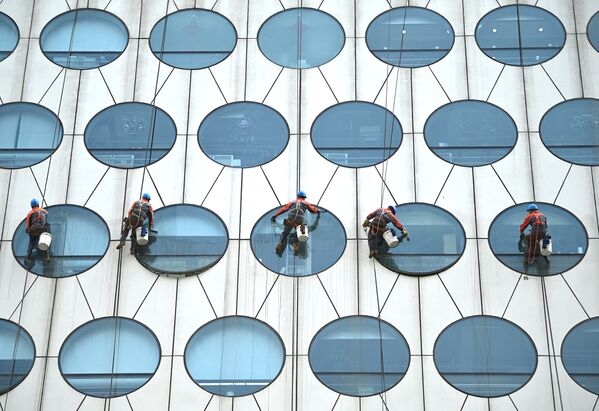 Опасная профессия - рабочие моют окна в здании в Пекине  - Sputnik Грузия