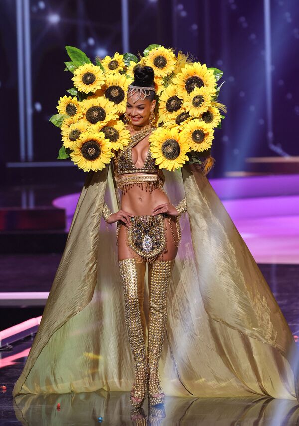 Мисс Доминиканская Республика Кимберли Хименес во время показа национального костюма конкурса Мисс Вселенная 2021 - Sputnik Грузия