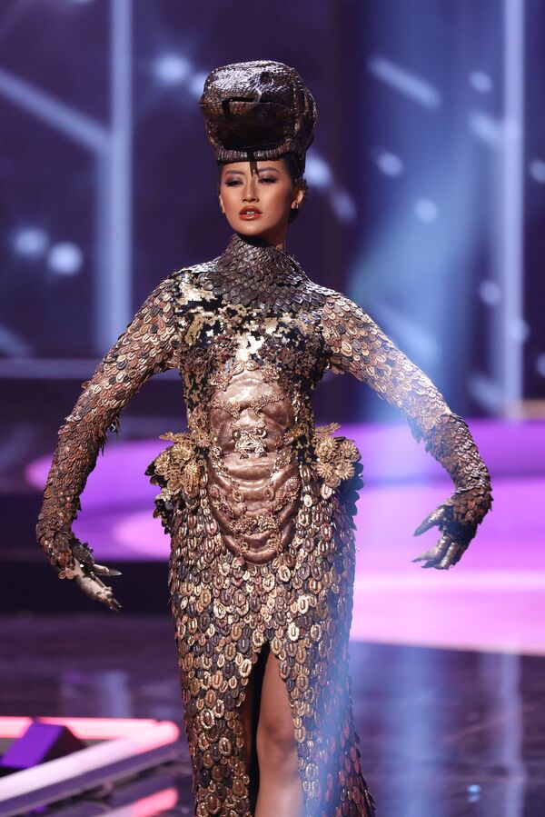 Мисс Индонезия Аю Маулида Путри во время показа национального костюма конкурса Мисс Вселенная 2021 - Sputnik Грузия