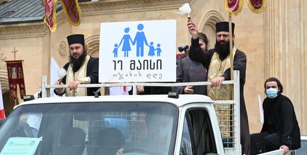 Но уже второй год многолюдные акции в День святости семьи трансформировались в автопробег священнослужителей по улицам Тбилиси - Sputnik Грузия